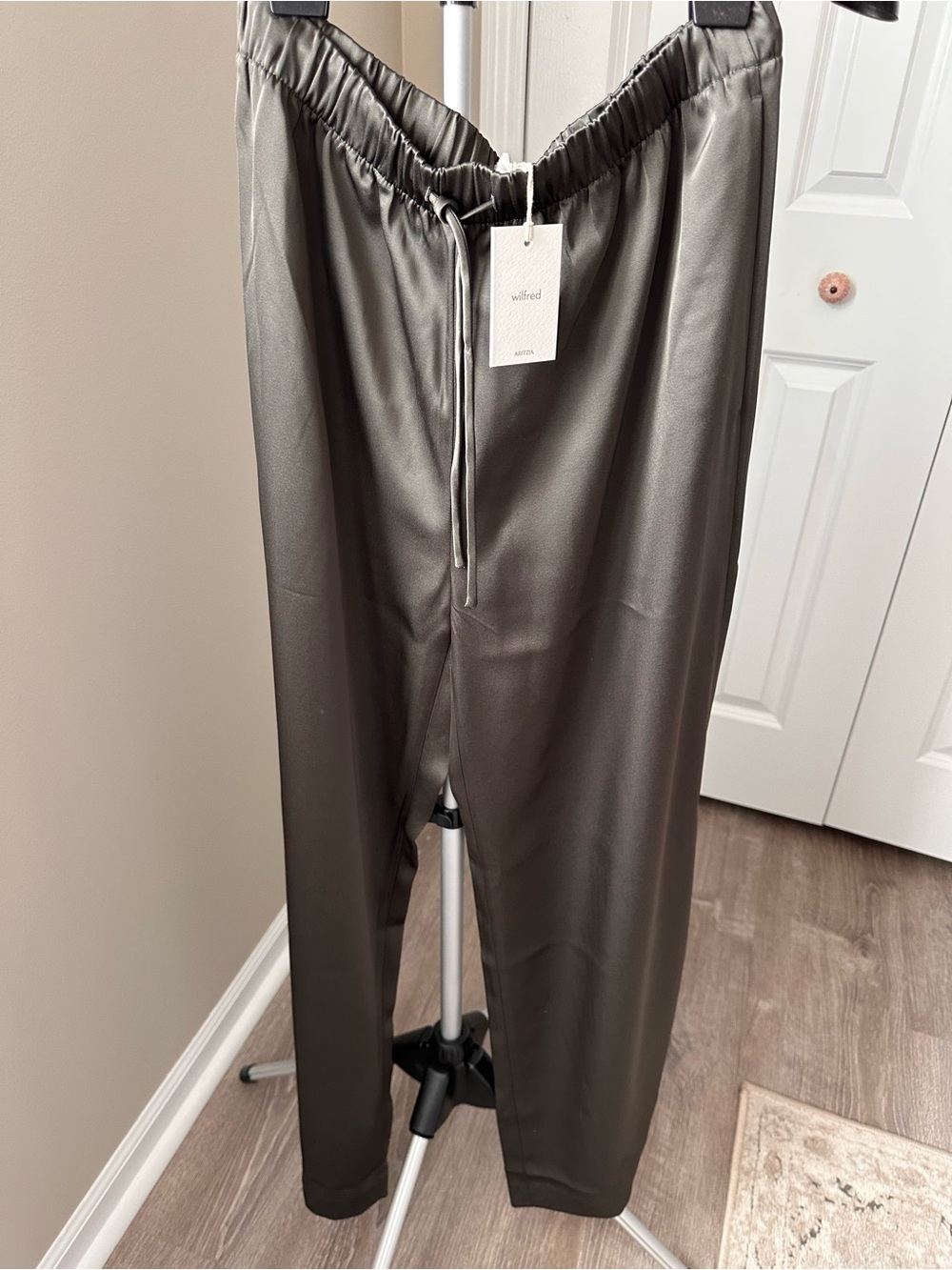 Aritzia Wilfred Olive silk lodge pant